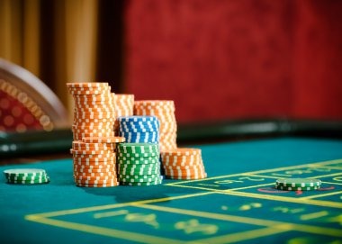 Live wheel spin Live dealer spinning the roulette wheel